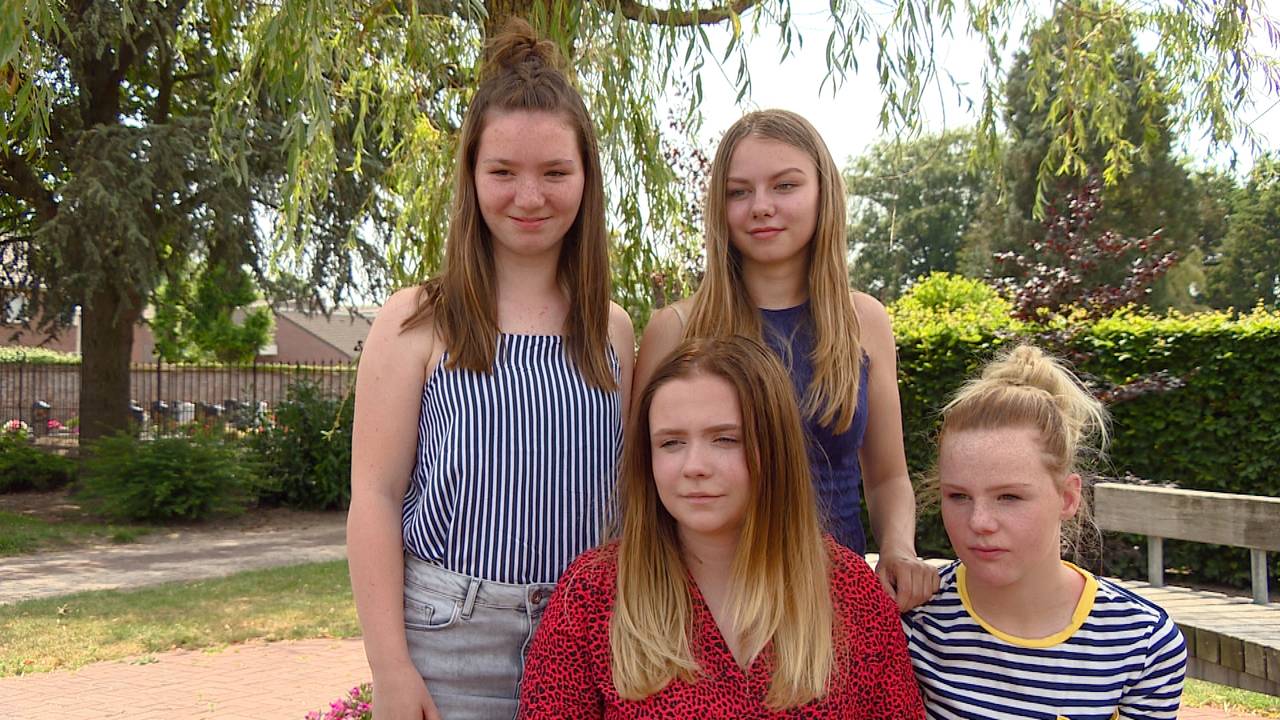 De vriendinnen van Solenn missen haar nog altijd (foto: Jan Peels)