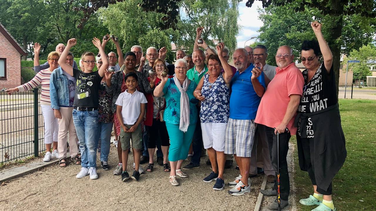 De leden van de jeu de boules in Putte zijn blij met hun nieuwe banen (foto: Erik Peeters).