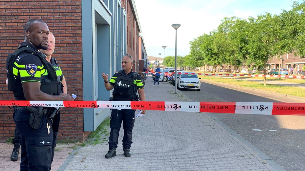Agenten bij het beschoten huis. (Foto: Bart Meesters)