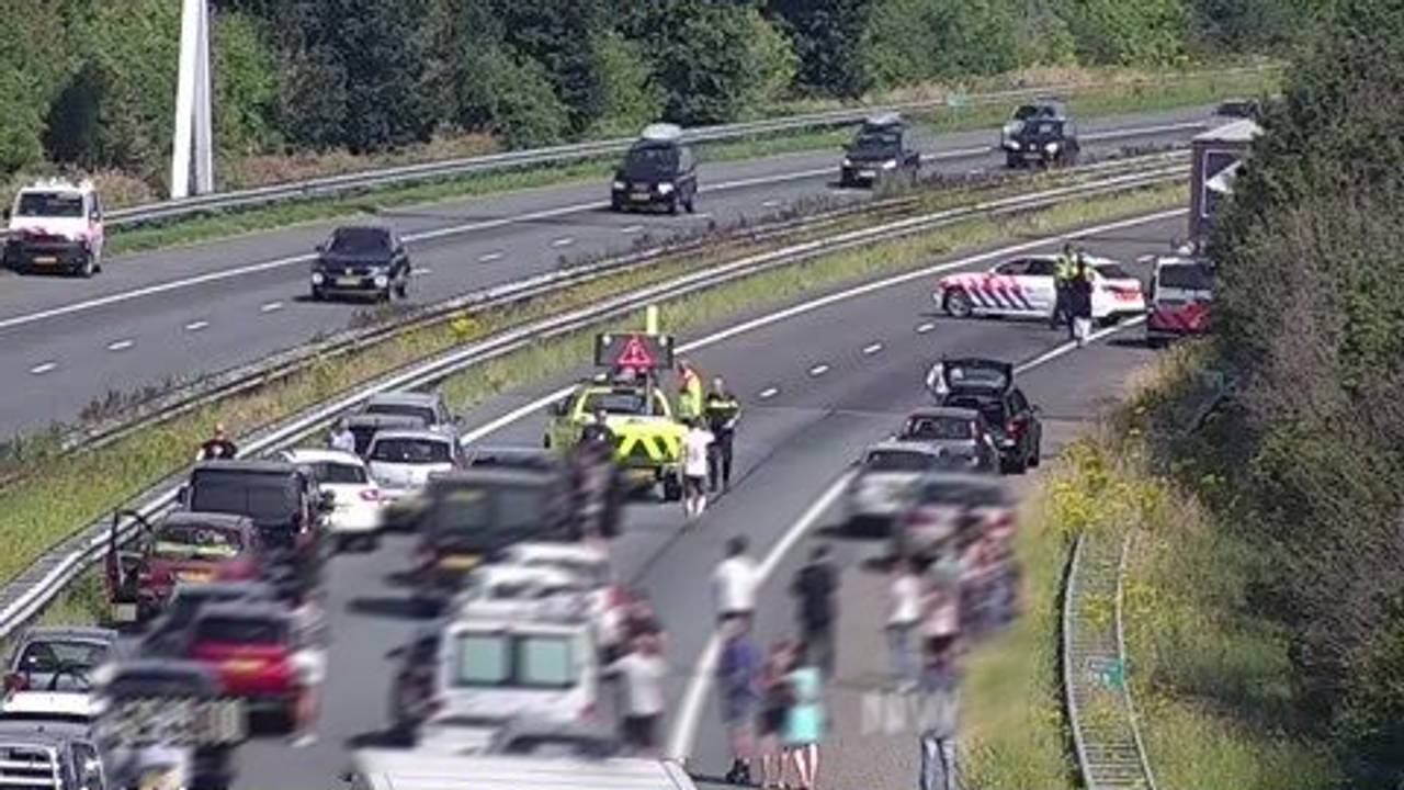 De man sprong of viel uit de vrachtwagen. (Foto: Rijkswaterstaat)