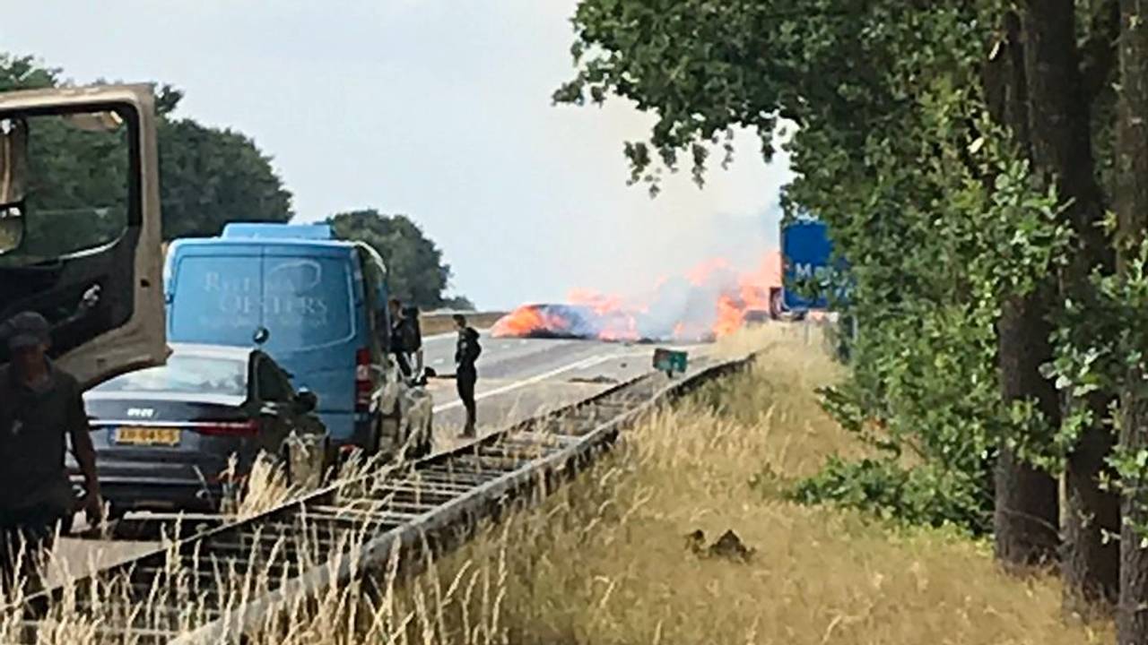 De vrachtwagen kan als verloren worden beschouwd. (Foto: Rijkswaterstaat)