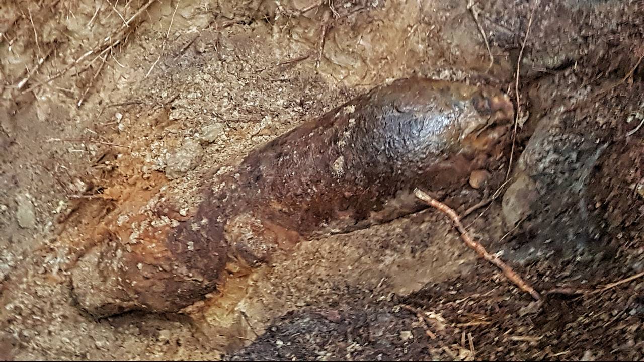 Vliegtuigbom gevonden in Biezenmortel. (Foto: Toby de Kort)