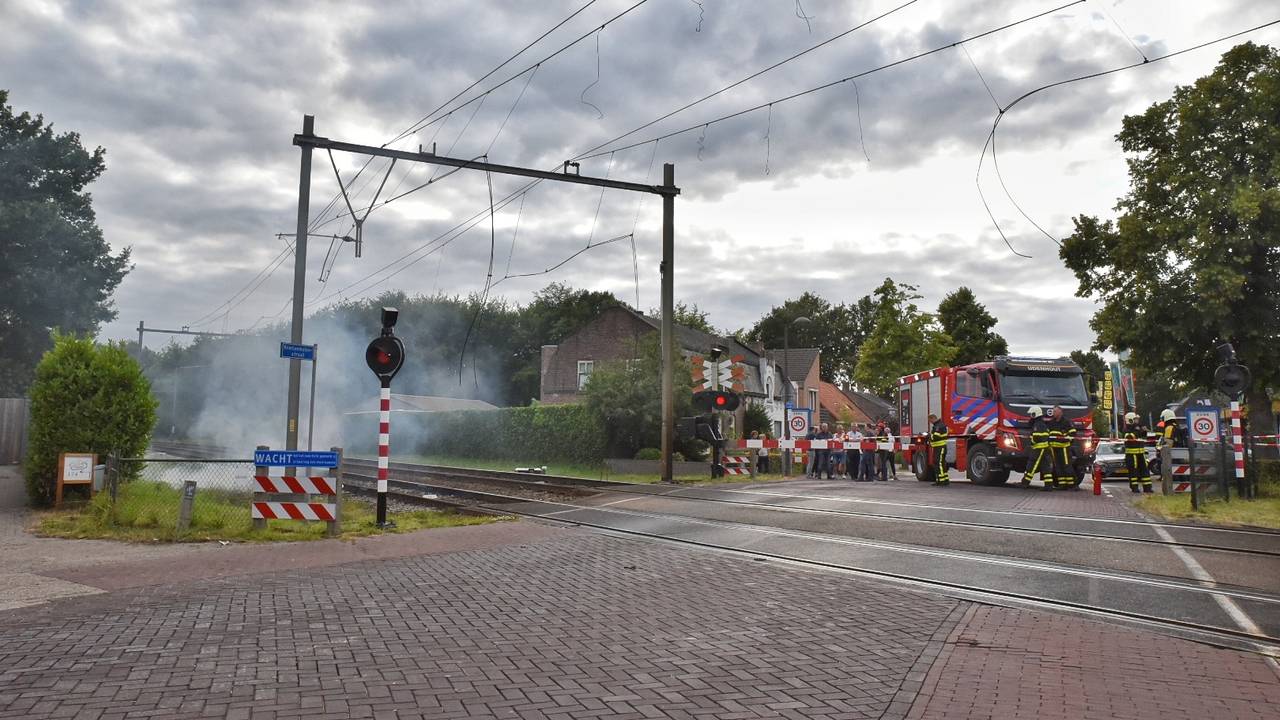 Door de kapotte bovenleiding ontstond een klein bermbrandje. (Foto: Toby de Kort / De Kort Media)