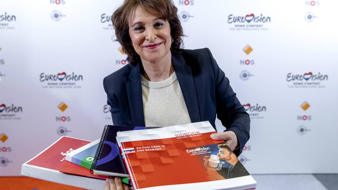 NPO-voorzitter Shula Rijxman met alle bidbooks (foto: ANP).