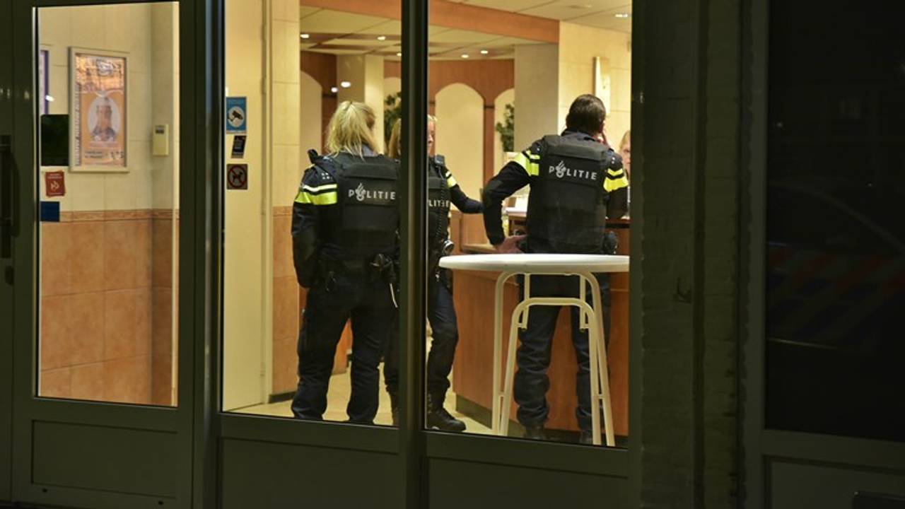De politie doet onderzoek na de overval bij de snackbar (foto: Jules Vorselaars/JV Media).