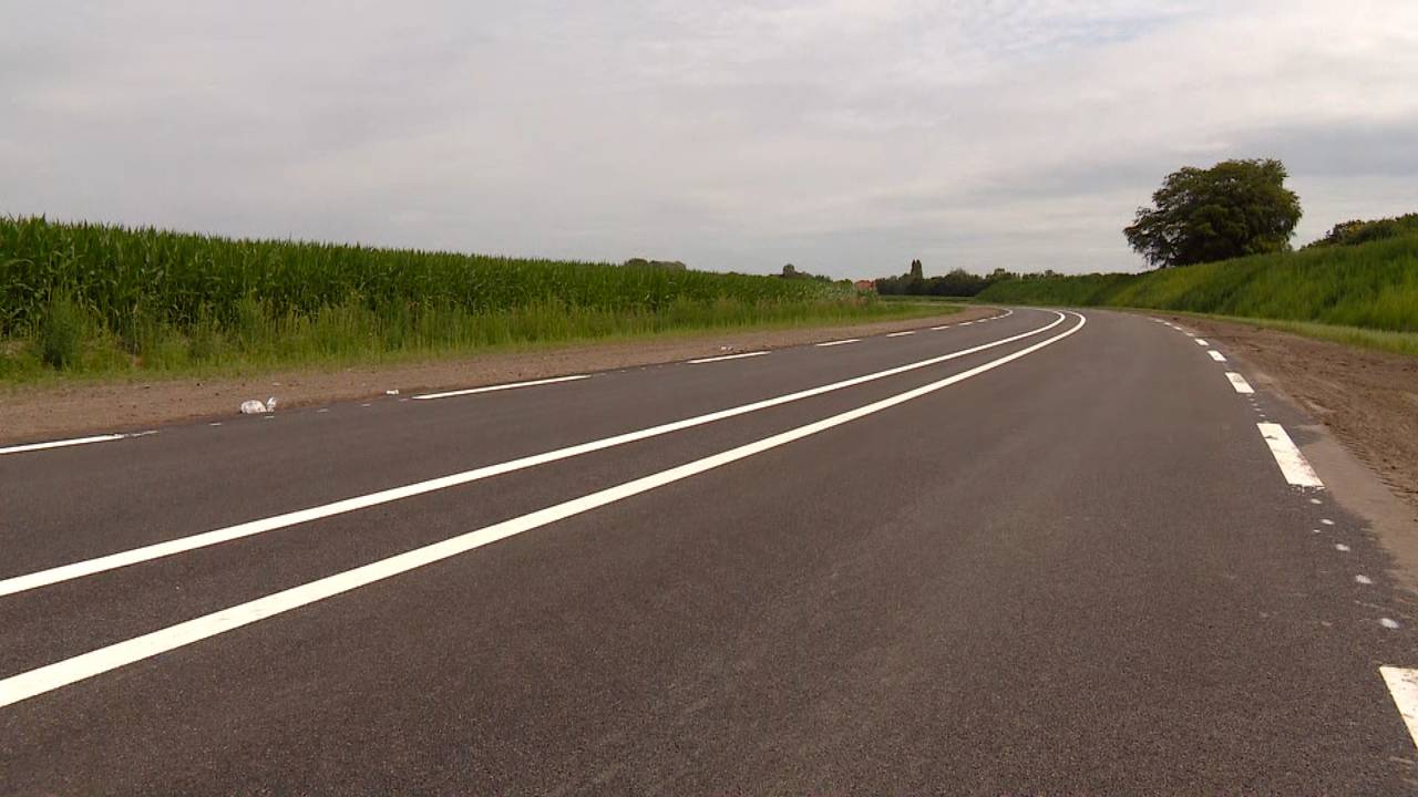 Het fonkelnieuwe asfalt van de nieuw rondweg. (foto: Raymond Merkx)