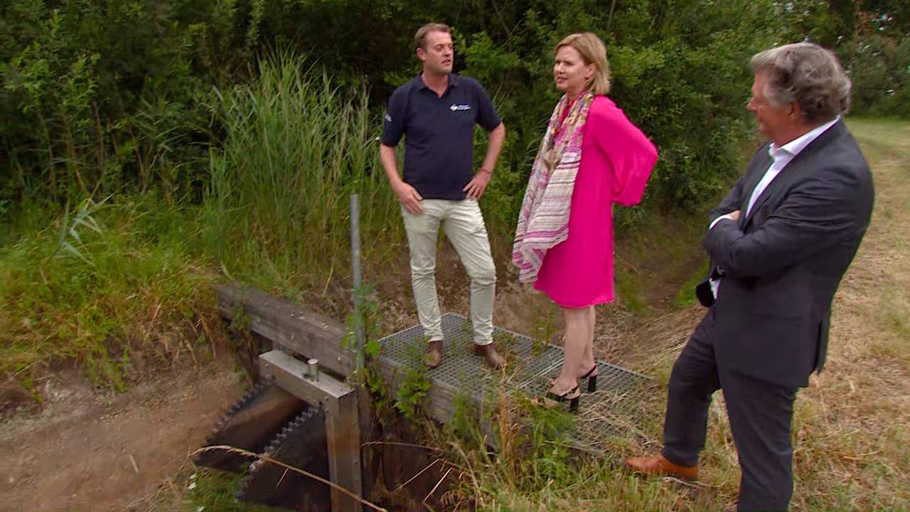 Minister Van Nieuwenhuizen krijgt uitleg over de droogte in oost-Brabant