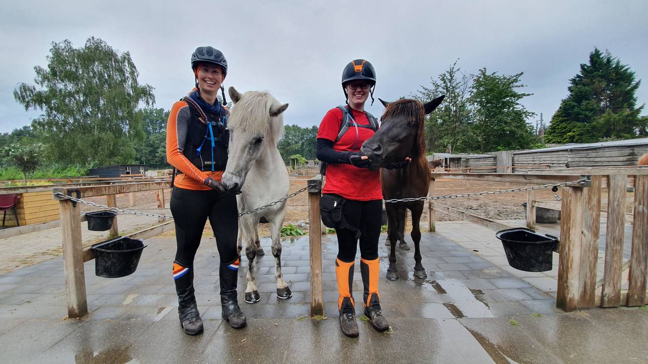 Esther Leenen (links) en Anne Binnendijk. Foto: Collin Beijk