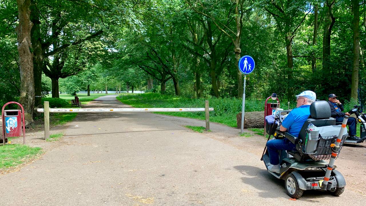 De balk aan de westkant van het Leijpark zorgde al meerdere malen voor ongelukken