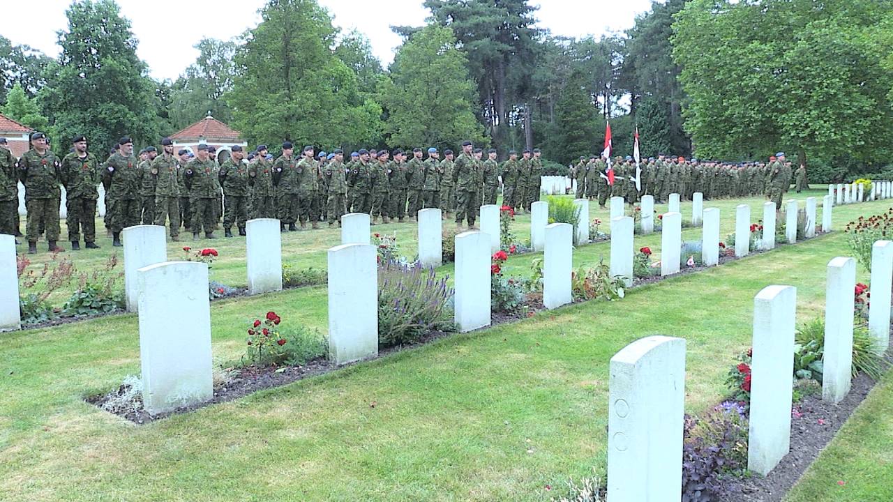 Canadese soldaten eren hun gevallen landgenoten in Bergen op Zoom (foto: Anja de Loos).