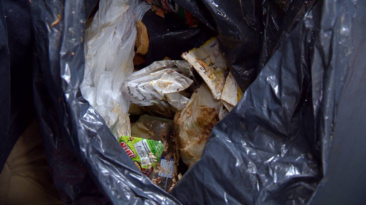 Huisvuilafval wordt dagelijks tussen de kleding gevonden