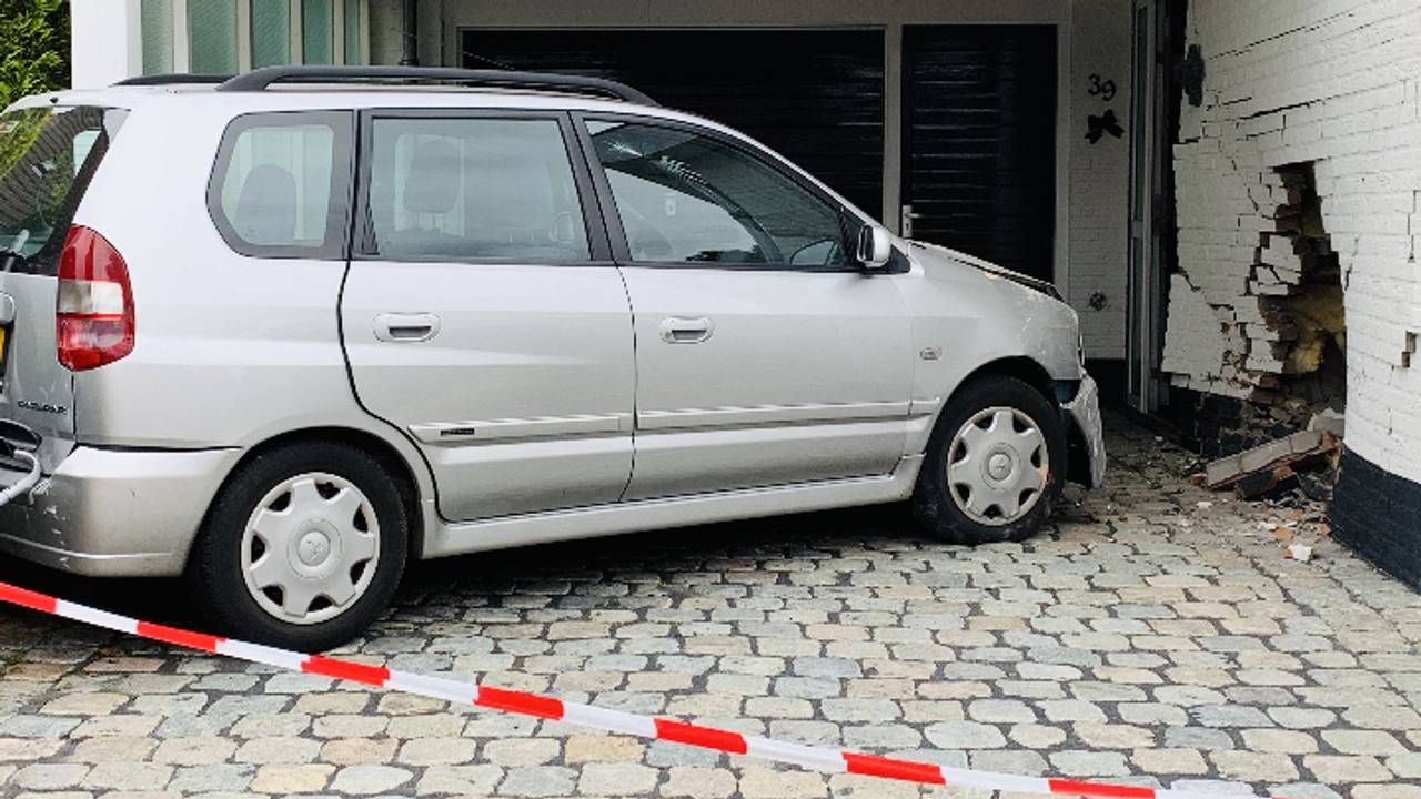De vrouw reed een flink gat in de muur (foto: AS Media).