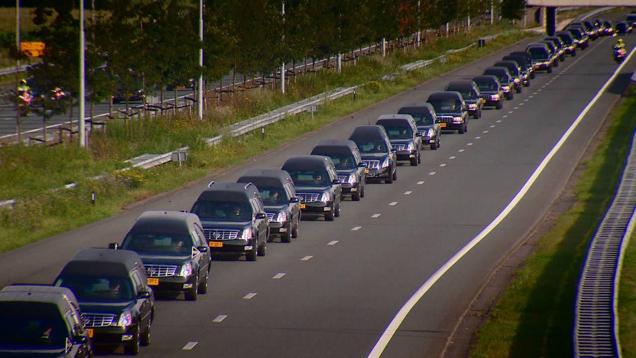 De colonne van rouwauto's op de A2 na de MH17-ramp.