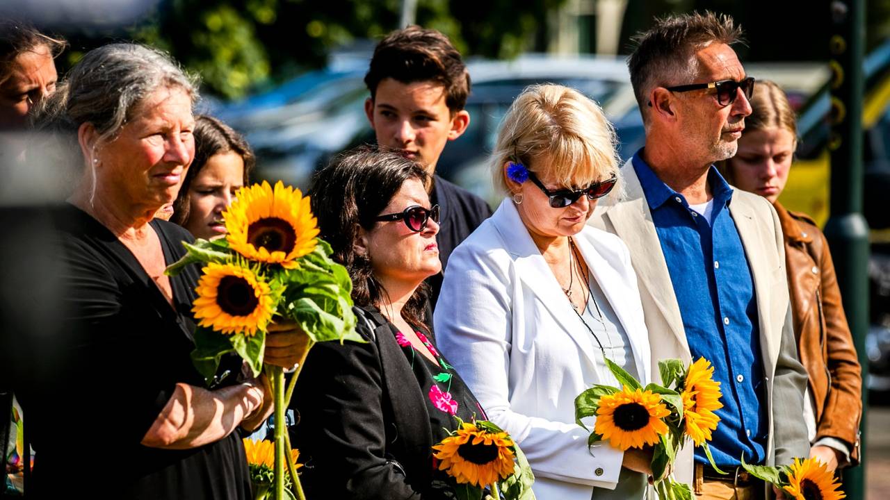Nabestaanden bij het MH17-monument, vijf jaar na de ramp met het vliegtuig van Malaysia Airlines (foto: ANP).