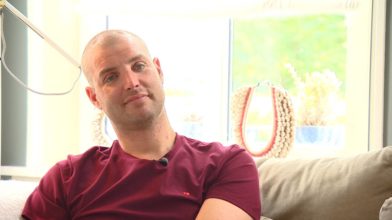 De zwemmer weet nog niet of hij het Elfstedenkruisje aanneemt.