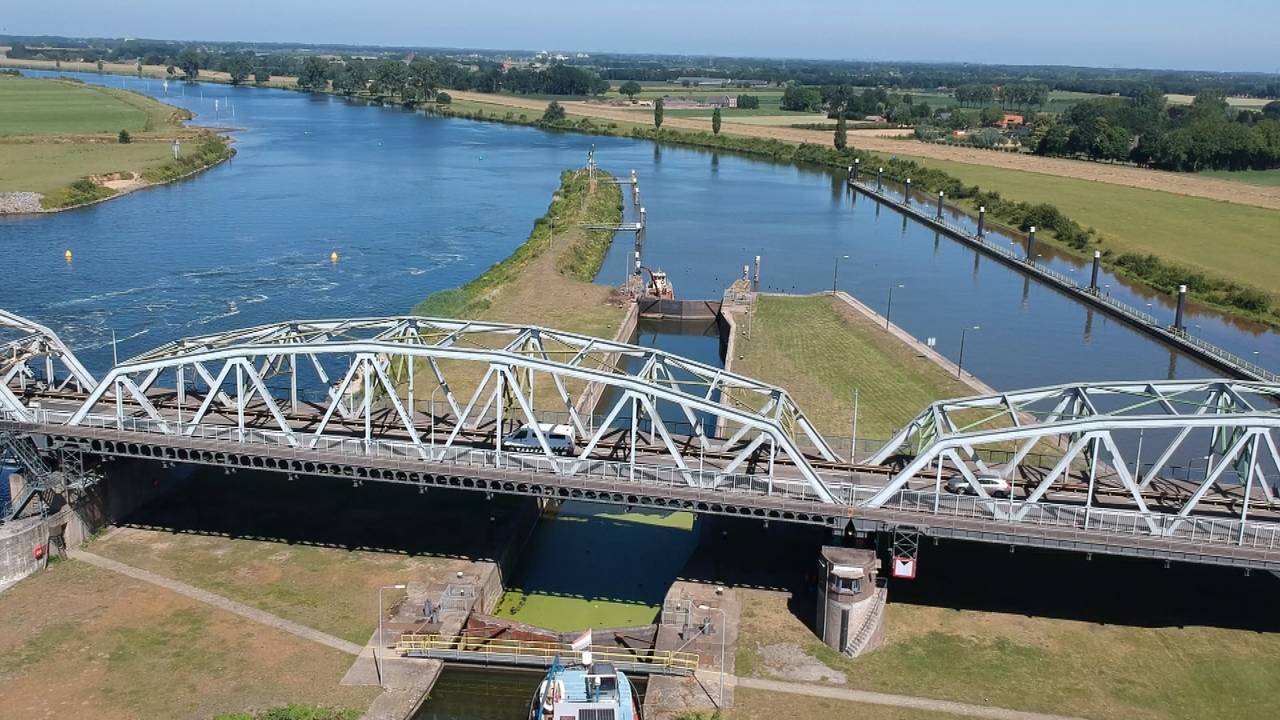 Rond de sluizen bij Grave komt een waterkrachtcentrale.