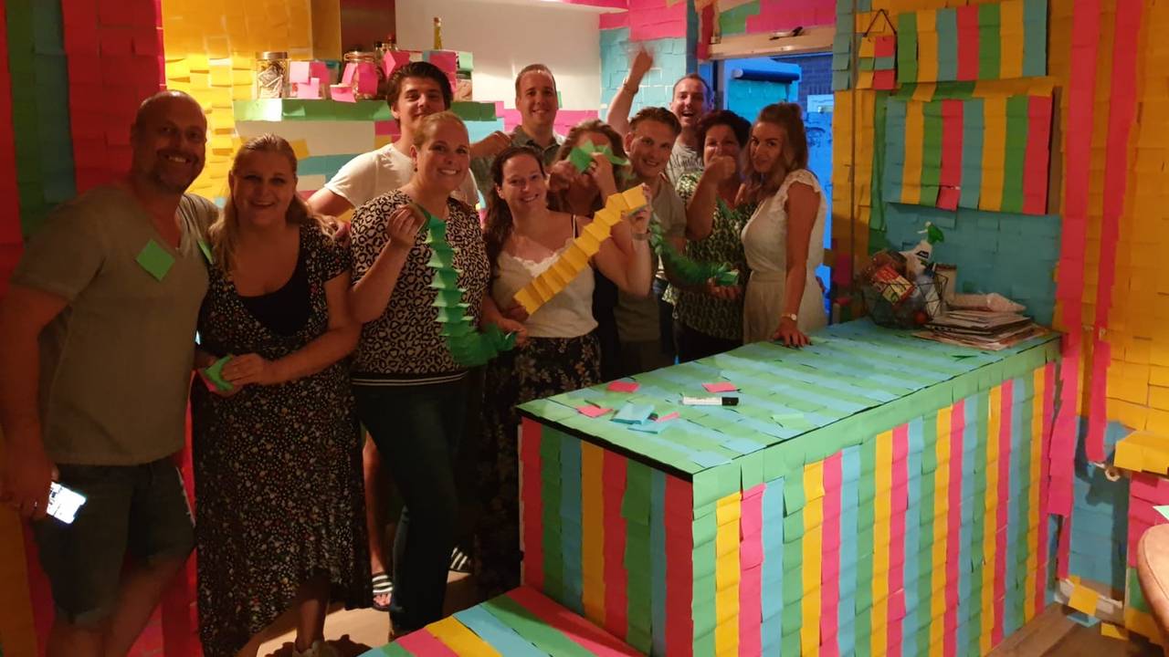 De groep vrienden plakte 17.500 Post-its in het huis van Anne en Bas. (Foto: Elsbeth Stolzenbach)