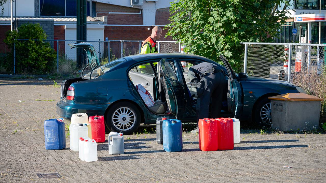 In de auto trof de toezichthouder een tiental vaten met vloeistoffen aan. (Foto: Jack Brekelmans/Persburo BMS)