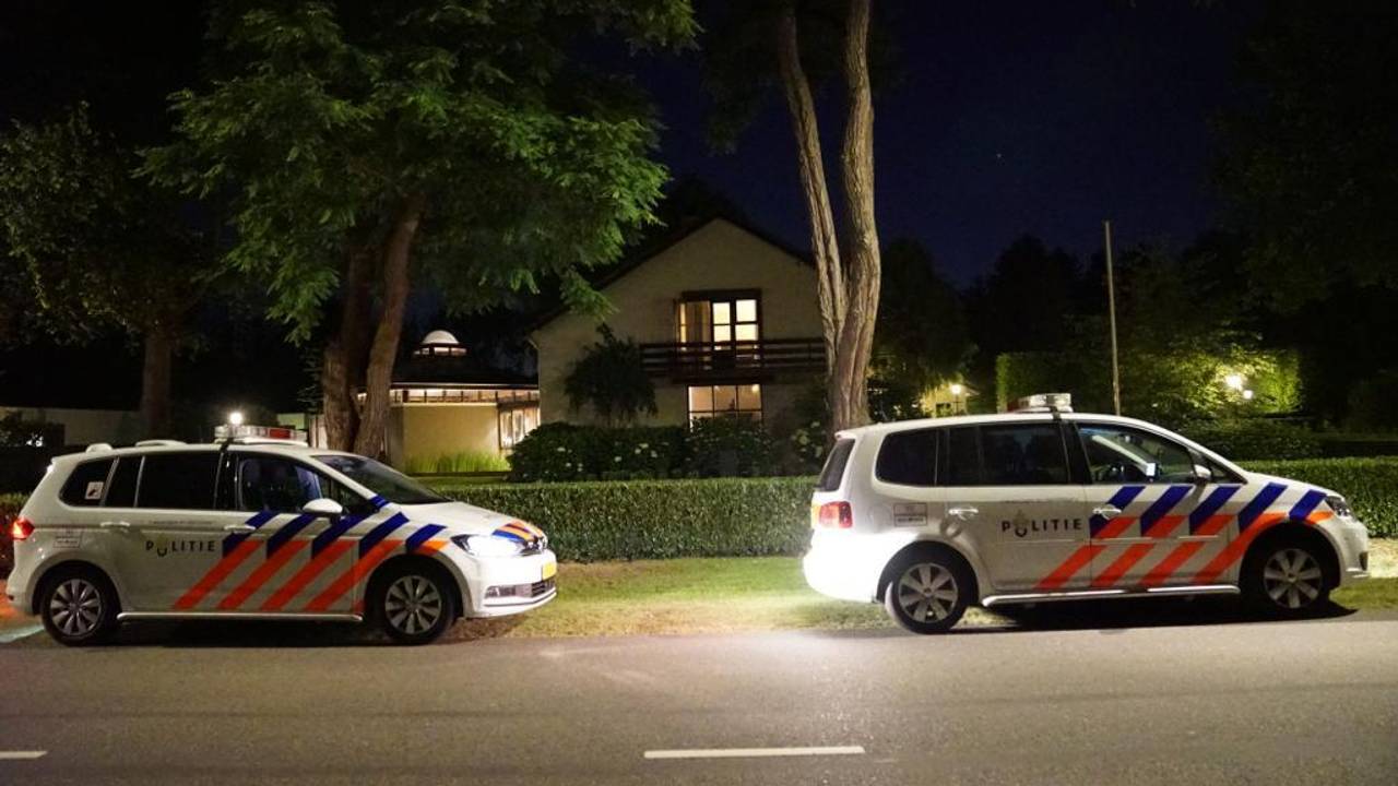 De politie doet onderzoek bij het huis in Maarheeze. (Foto: Jozef Bijnen/SQ Vision)