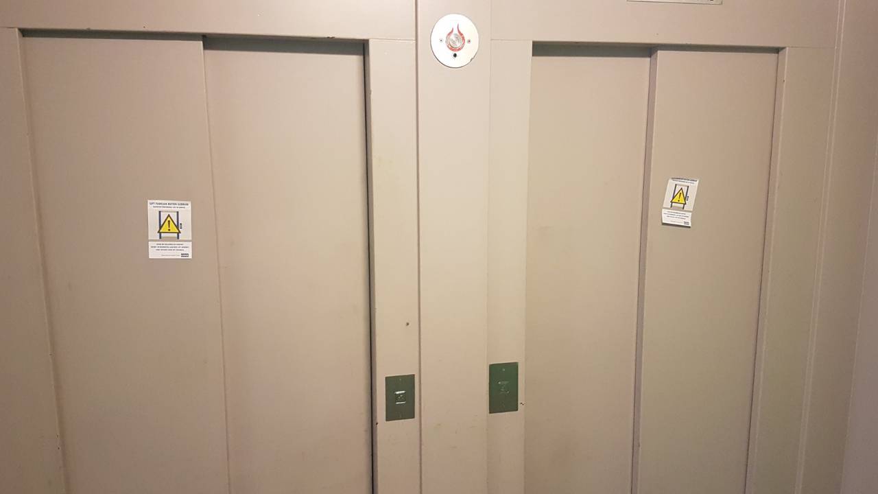 De twee liften in de Sibeliusflat (foto: Dirk Verhoeven).