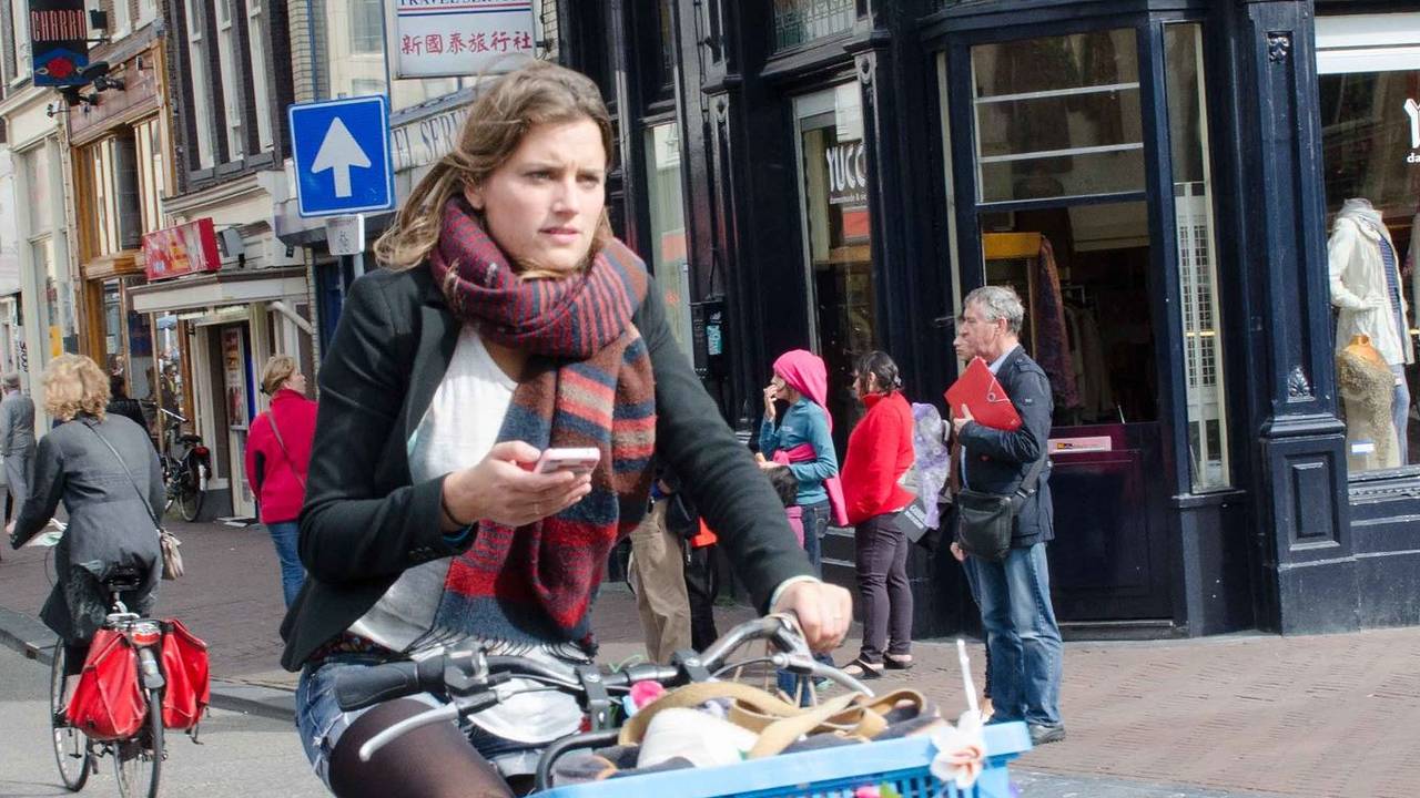 Met een mobiel in de hand fietsen kost 95 euro (foto: Flickr).