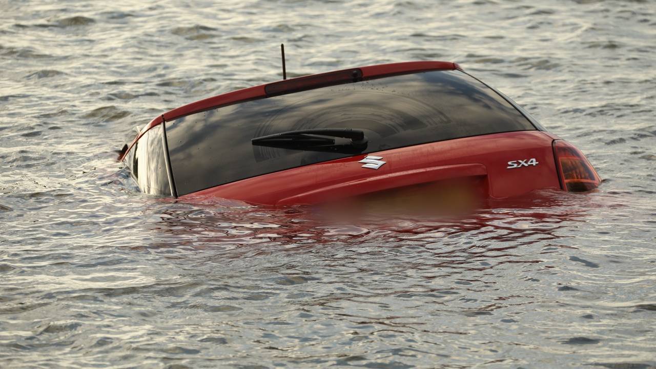 De auto van de ongelukkige eigenaar drijft in de Maas (foto: Gabor Heeres/SQ Vision)