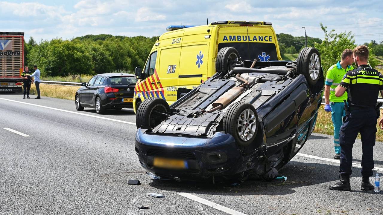 De auto sloeg over de kop (foto: Tom van der Put).