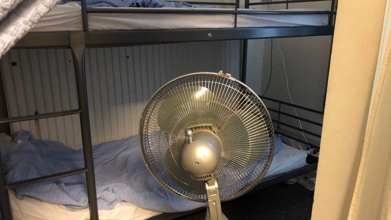Een ventilator moet de daklozen wat verkoeling geven.