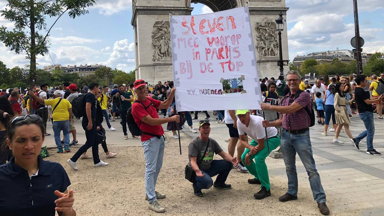 De mannen op de Champs-Élysées (foto: Hein Donkers)