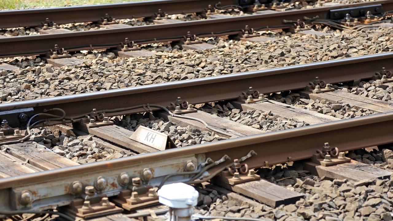 Motorrijder op oldtimer aangereden tijdens groepsrit • Man zwaargewond naar ziekenhuis nadat hij geschept wordt door automobil