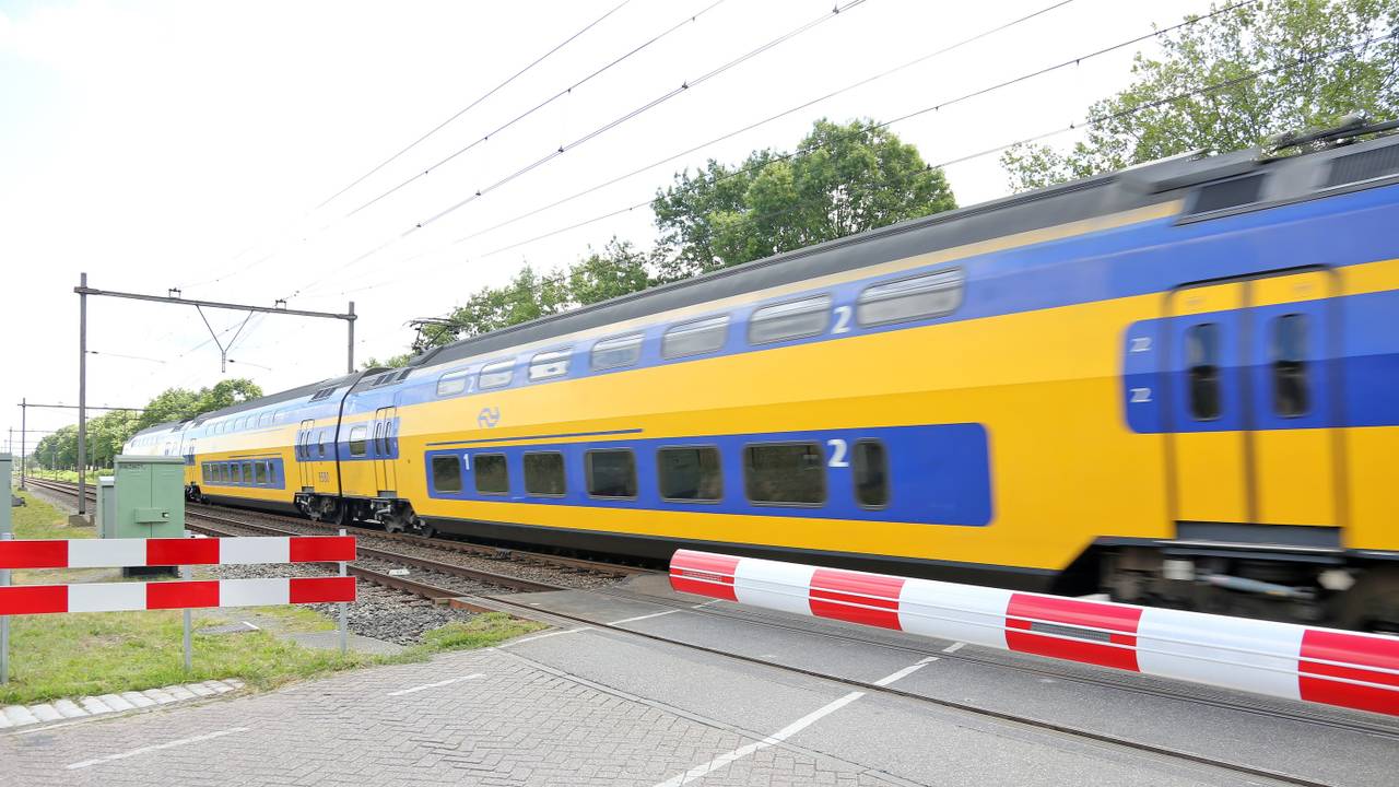 Het treinverkeer ligt minstens tot halfzes stil (archieffoto: Karin Kamp).