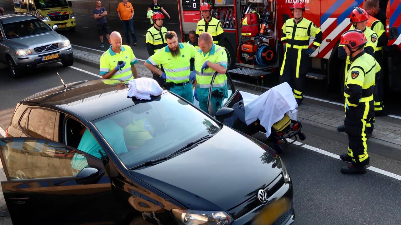 De auto reed tegen een viaduct. (Foto: Perry Roovers