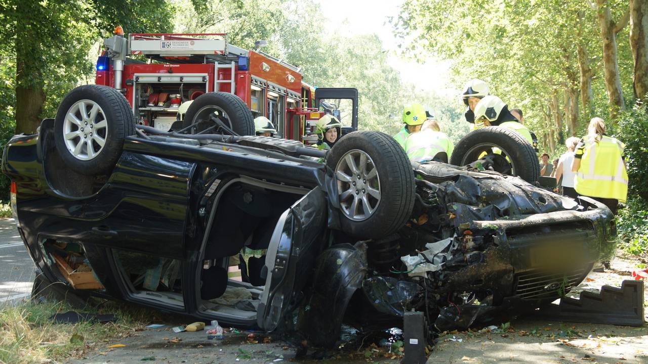 De bestuurder moest door de brandweer worden bevrijd (foto: FPMB).