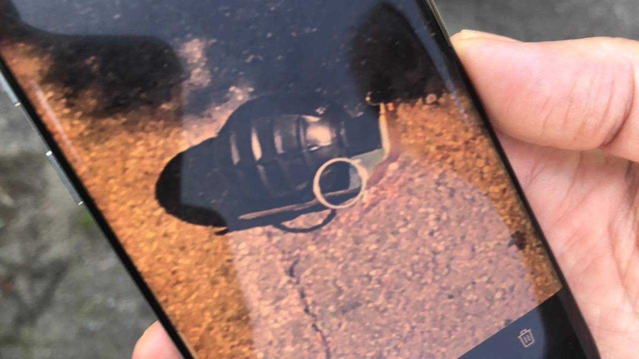 Schoonmaakster Petra maakte een foto van een van de twee handgranaten. (Foto: Floyd Aanen)