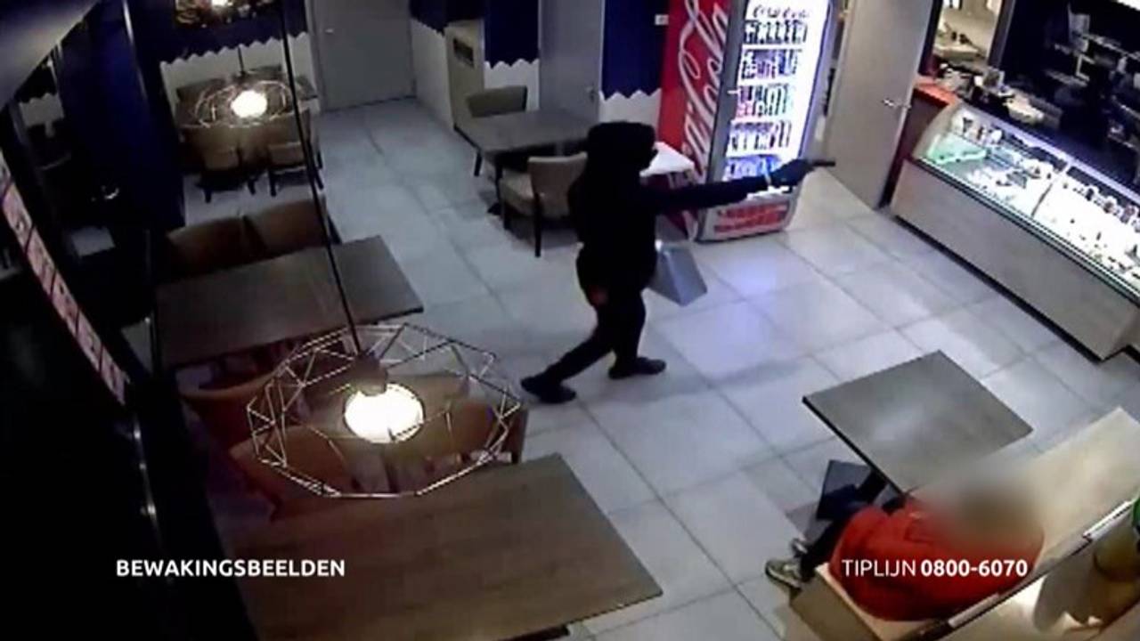 Een van de jongens liep met getrokken pistool naar binnen. (Foto: Bureau Brabant)