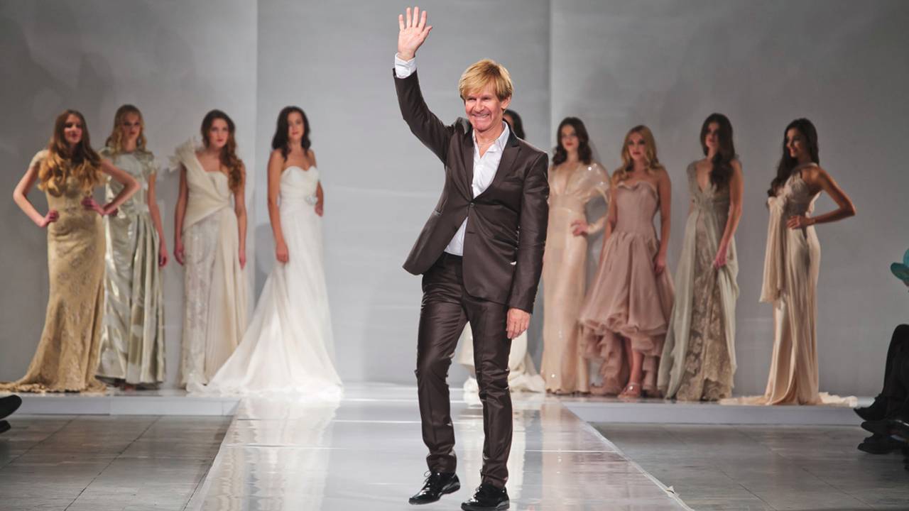 De ontwerper tijdens een van zijn shows (foto: Addy van den Krommenacker).