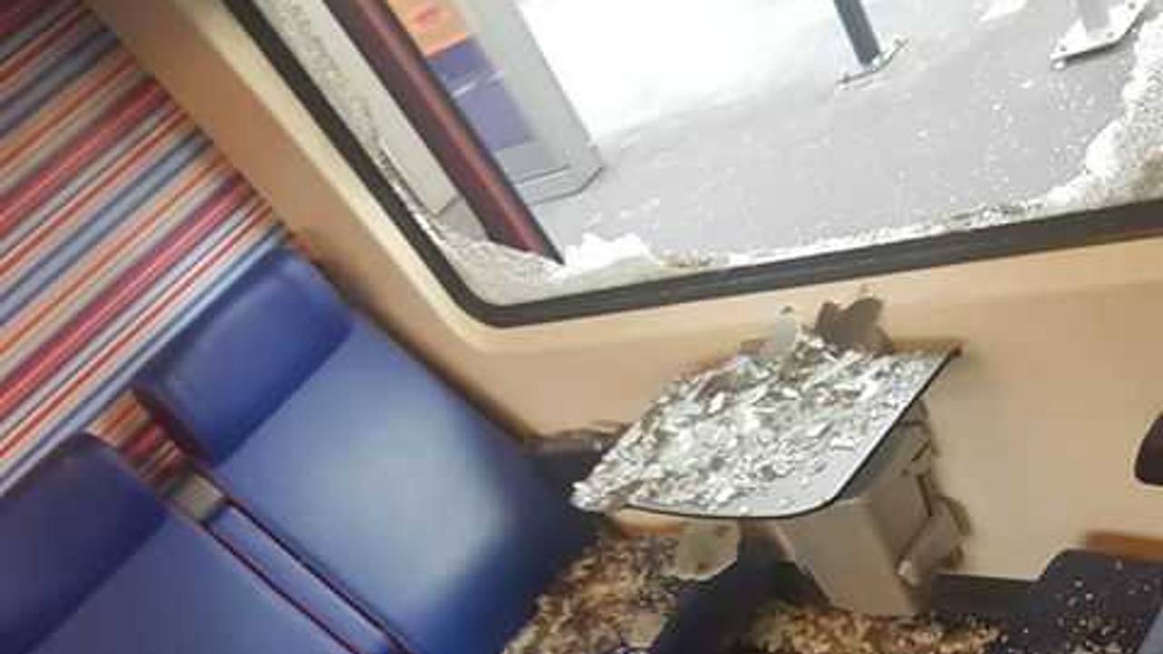 Samet Gumus zat woensdagavond in de trein waar een verwarde man de ruit intikte en uit het raam sprong (Foto: Samet Gumus).