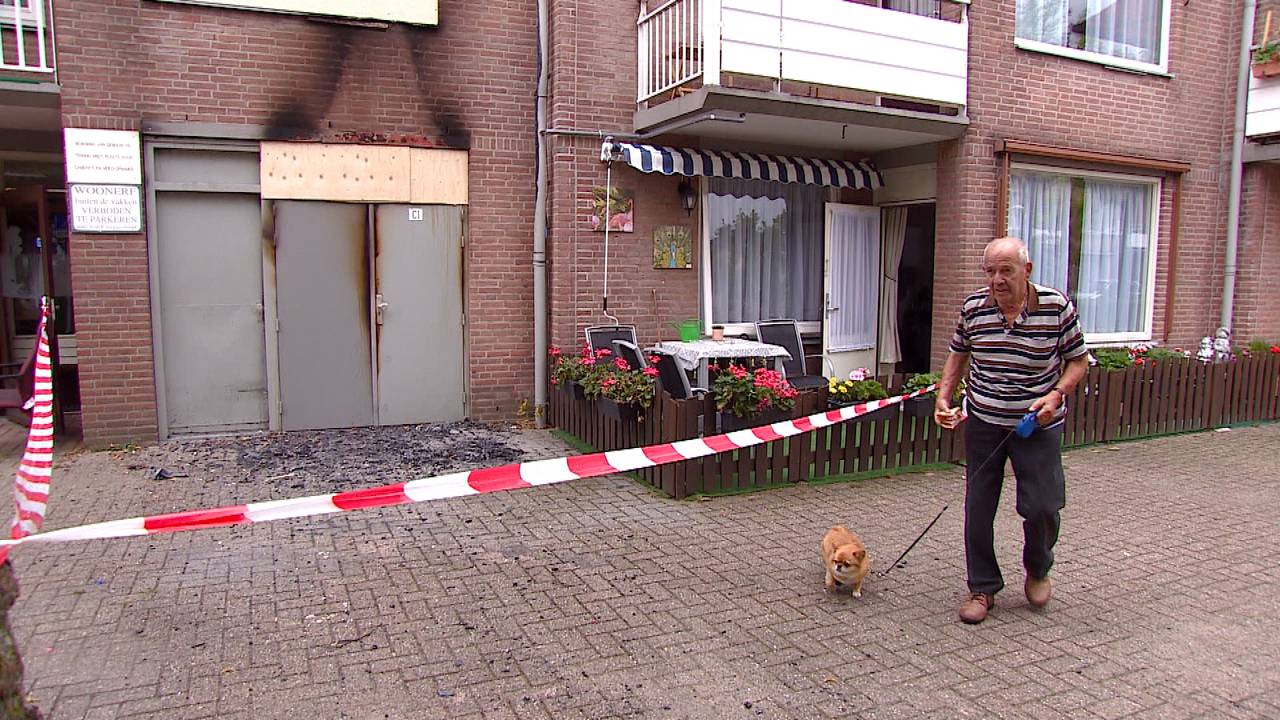 Gerard van Berkel en zijn hondje Bibi moeten voorlopig nog ergens anders verblijven.