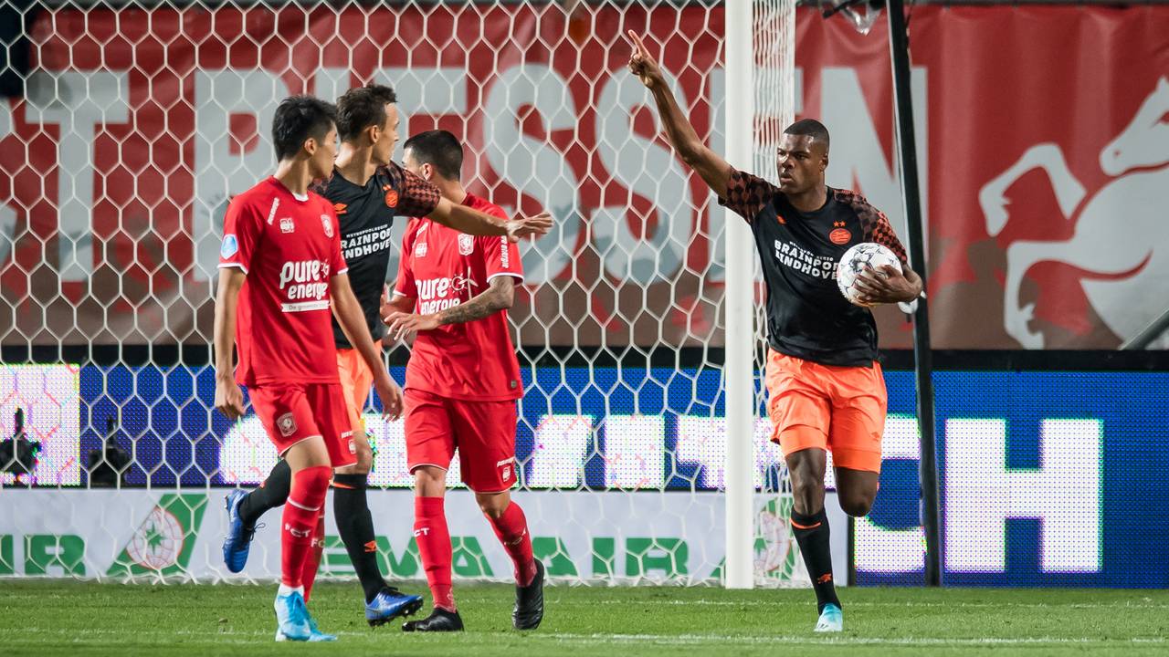 Denzel Dumfries maakt de 1-1 tegen Twente. (Foto: VI-Images
