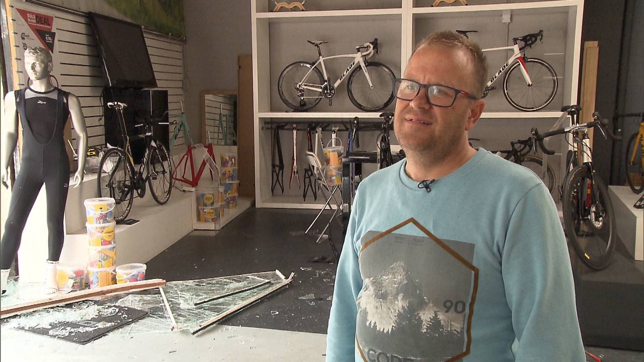 Eigenaar Norman van Hest beseft nog niet helemaal wat er zondagnacht met zijn winkel is gebeurd.