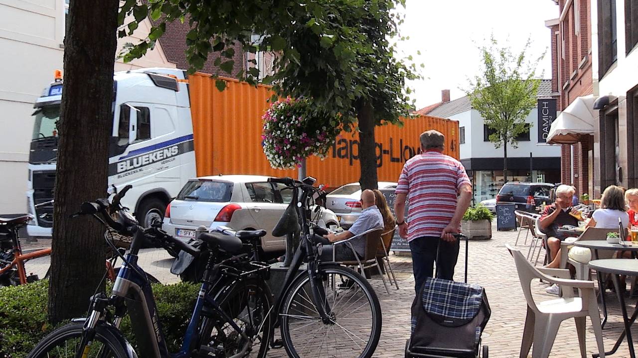 De randweg om Baarle-Nassau is sinds een maand open, maar nog steeds rijden vrachtwagens door het dorp (foto: Tom van den Oetelaar).