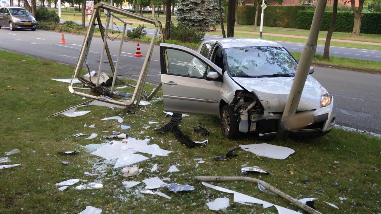 De aanrijding zorgde voor een flinke ravage (foto: Perry Roovers/SQ Vision Mediaprodukties).