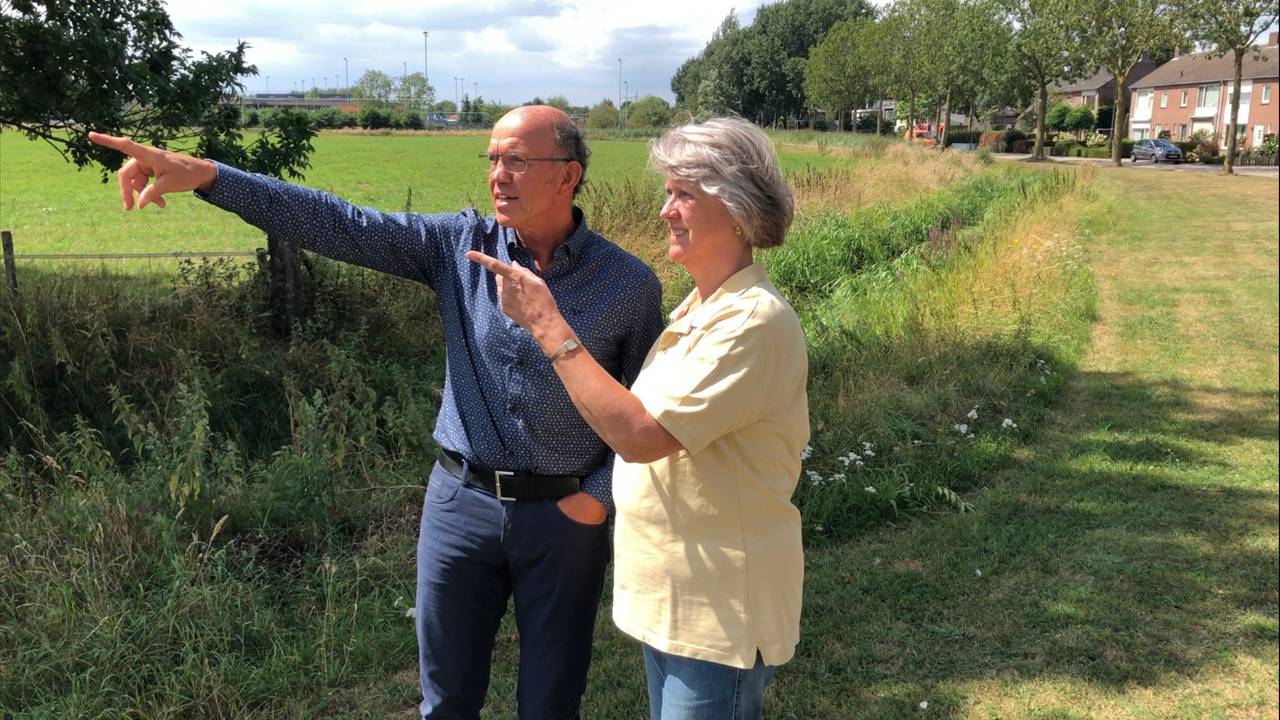 Roland Somers en Marleen van Doorneveld wijzen naar de plek waar de windmolens  moeten komen (foto: Paul Post).