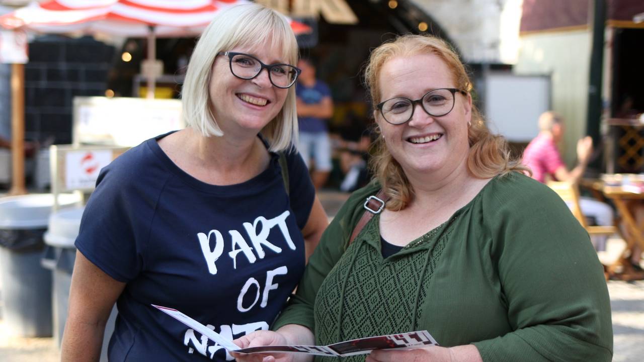 Patricia en Chantal gaan mee naar (.....), een voorstelling 'die schijt heeft aan zijn eigen vage titel' van Theater Artemis uit Den Bosch.