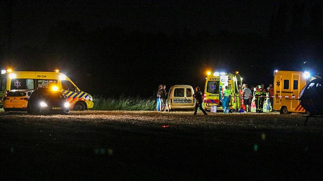 Bij het ongeluk raakten een vrouw en een meisje gewond (Foto Jurgen Versteeg/SQ Vision).