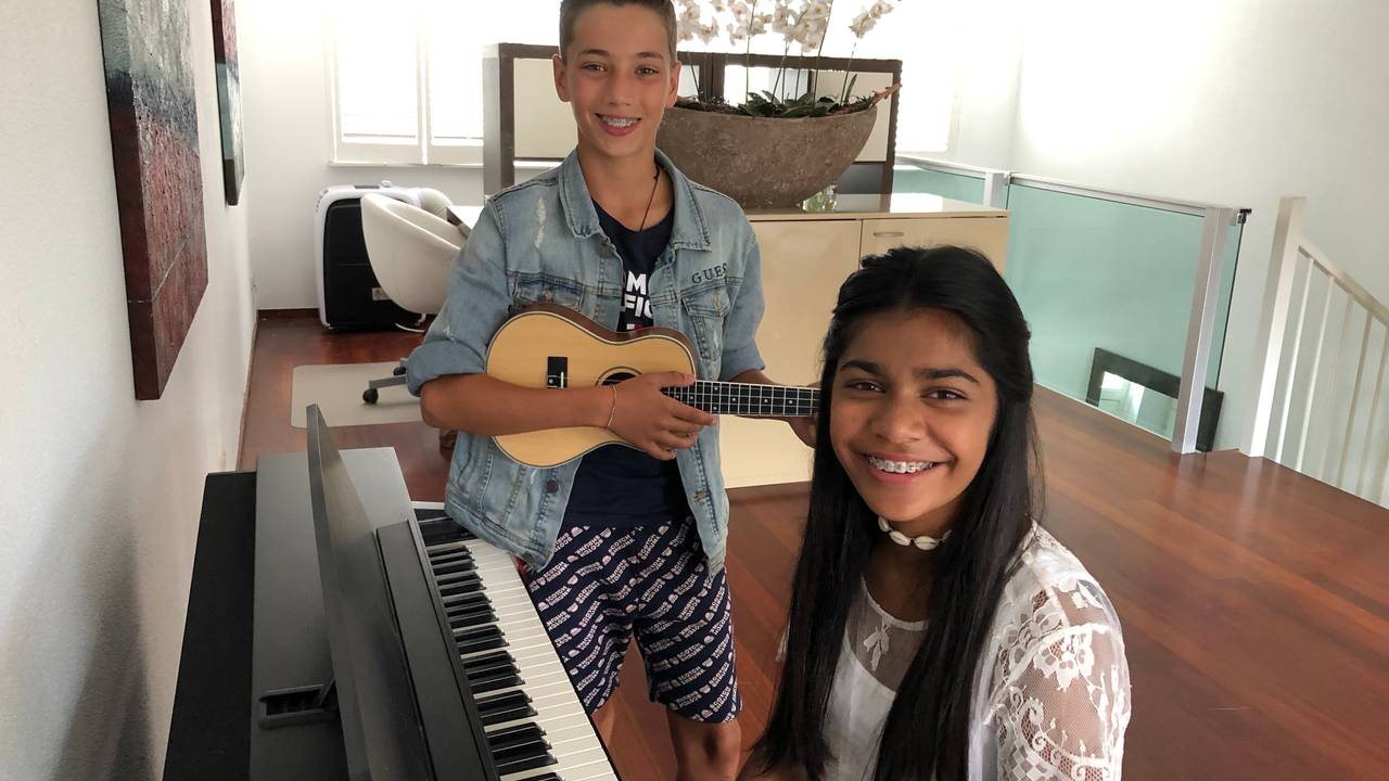 Max en Miencke zitten in de allereerste groep met jongens én meiden op het Junior Songfestival. (Foto: Tom van den Oetelaar)