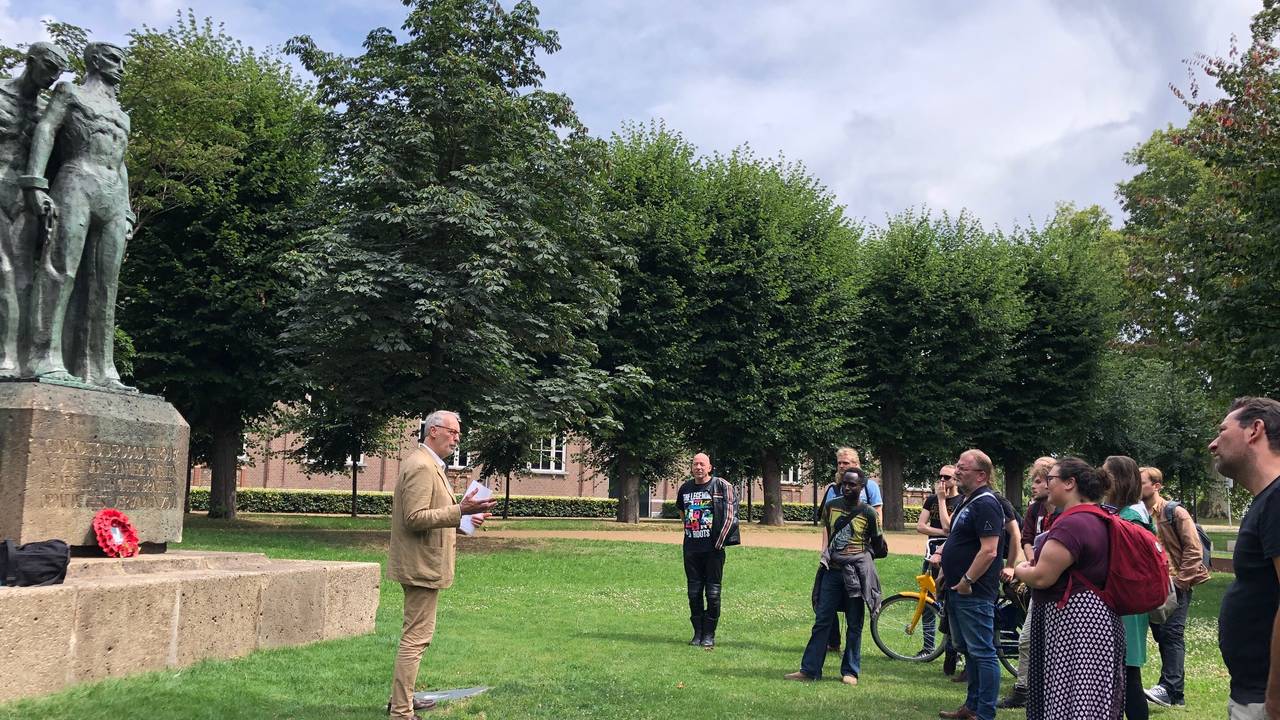 De antifascisten in de Casinotuin in Den Bosch. (Foto: René van Hoof)