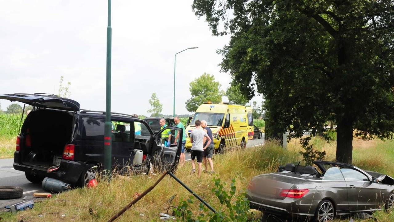 De stille getuigen van het ongeluk in Budel (foto: Harm van Leuken/SQ Vision Mediaprodukties).