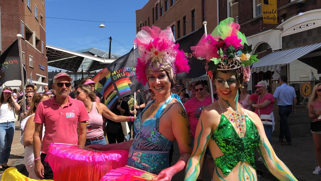 De bezoekers zijn klaar voor Roze Maandag (foto: Tom van den Oetelaar).