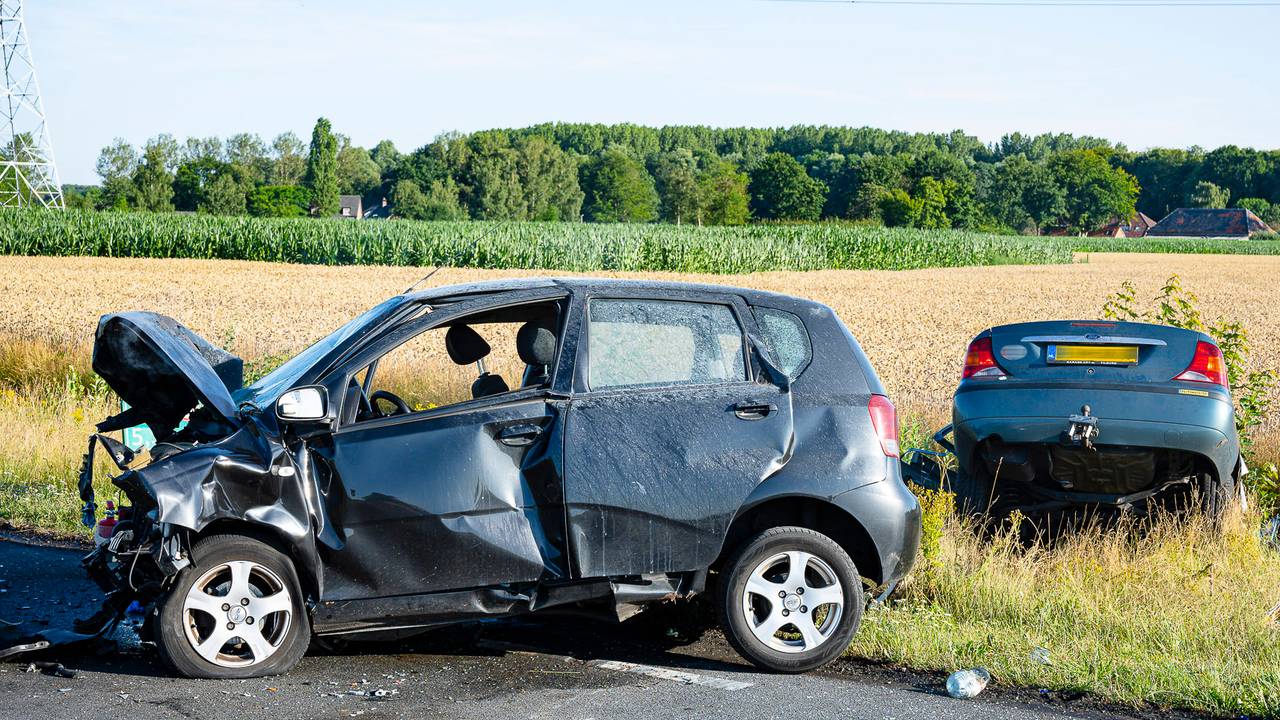 Een auto kwam na het ongeluk in de sloot terecht (foto: Jack Brekelmans).